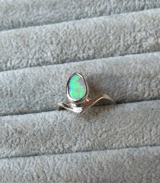 Green flash chevron ring